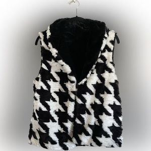 ONQUE CASUALS FAUX FUR HOUNDSTOOTH VEST MEDIUM BLACK WHITE POCKETS